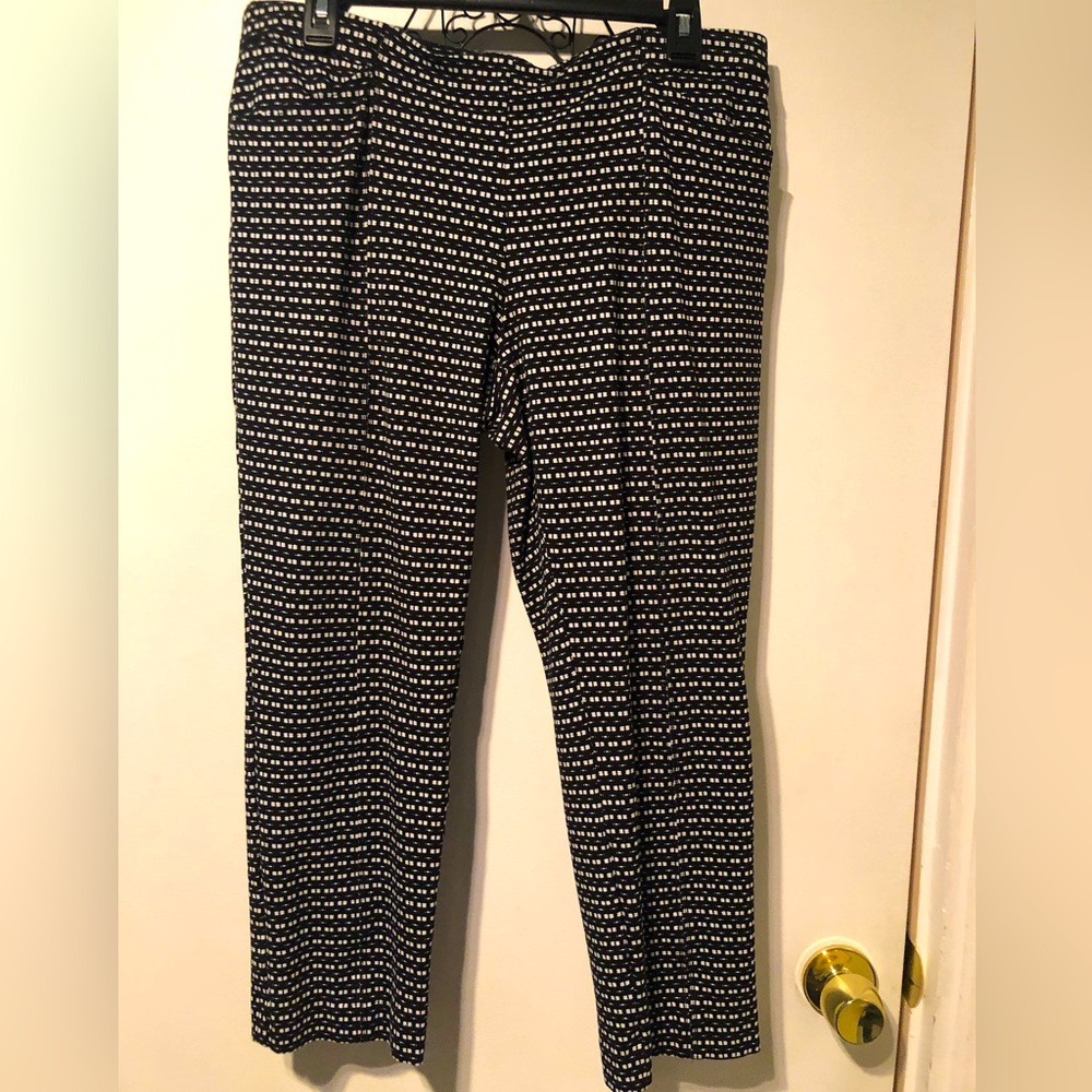 ANNE KLEIN EUC BLACK AND WHITE STRETCHY PULL ON PANTS/ 4 POCKETS SIZE 12 PETITE